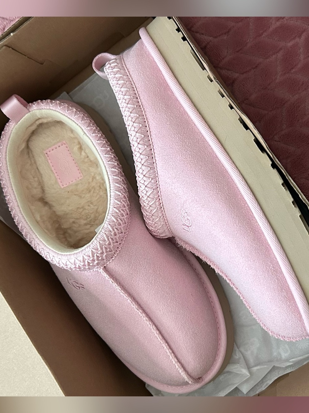UGG Tan Box with Black Logo - Picture 2 of 3